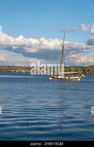 Grand bateau Providence Replica voile sur le fleuve Potomac à Alexandria, Virginie. Côte du Maryland en arrière-plan. Banque D'Images