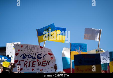 Wesel, Allemagne. 03rd mars 2022. Les affiches montrent les couleurs du drapeau ukrainien et les mots "PAS DE GUERRE" et "nous voulons la paix". L'organisation Fridays for future est en train de descendre dans les rues du monde ce jeudi pour exprimer sa solidarité avec l'Ukraine et pour protester contre l'attaque russe contre le pays. Credit: Fabian Strauch/dpa/Alay Live News Banque D'Images