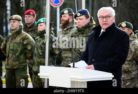 Rukla, Lituanie. 03rd mars 2022. Le président allemand Frank-Walter Steinmeier visite le bataillon multinational du groupement tactique de la présence avancée renforcée de l'OTAN avec le président lituanien et y fait ses remarques lors d'une conférence de presse. Le président Steinmeier est en visite d'une journée en Lituanie à cause de la guerre en Ukraine. Après des discussions politiques dans la capitale, il a visité l'unité. Credit: Bernd von Jutrczenka/dpa/Alamy Live News Banque D'Images