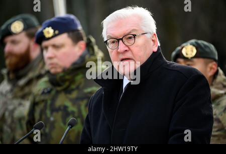 Rukla, Lituanie. 03rd mars 2022. Le président allemand Frank-Walter Steinmeier visite le bataillon multinational du groupement tactique de la présence avancée renforcée de l'OTAN avec le président lituanien et y fait ses remarques lors d'une conférence de presse. Le président Steinmeier est en visite d'une journée en Lituanie à cause de la guerre en Ukraine. Après des discussions politiques dans la capitale, il a visité l'unité. Credit: Bernd von Jutrczenka/dpa/Alamy Live News Banque D'Images