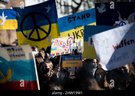 Wesel, Allemagne. 03rd mars 2022. Les participants à la manifestation ont des panneaux avec les couleurs du drapeau ukrainien dans les airs, un panneau indique "paix". L'organisation Fridays for future est en train de descendre dans les rues du monde ce jeudi pour exprimer sa solidarité avec l'Ukraine et pour protester contre l'attaque russe contre le pays. Credit: Fabian Strauch/dpa/Alay Live News Banque D'Images