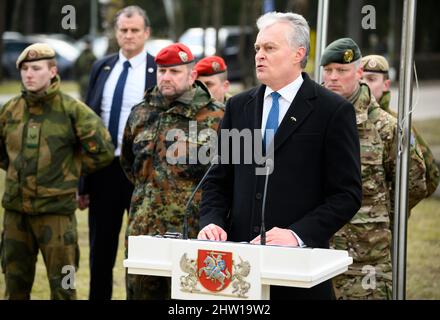 Rukla, Lituanie. 03rd mars 2022. Gitanas Nauseda, Président de la Lituanie, visite le bataillon multinational du groupement tactique de la présence avancée renforcée de l'OTAN avec le Président allemand et fait des remarques lors d'une conférence de presse. Steinmeier effectue une visite d'une journée en Lituanie à cause de la guerre en Ukraine. Après des discussions politiques dans la capitale, il a visité l'unité. Credit: Bernd von Jutrczenka/dpa/Alamy Live News Banque D'Images