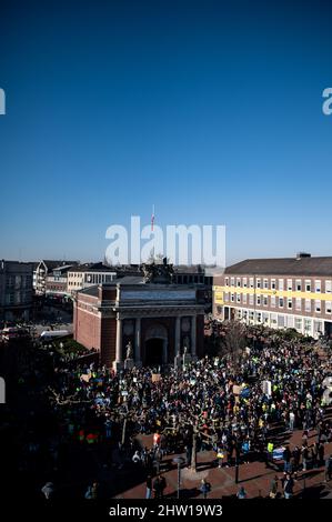 Wesel, Allemagne. 03rd mars 2022. Les participants à la manifestation se réunissent à Berliner-Tor-Platz à Wesel. L'organisation Fridays for future est en train de descendre dans les rues du monde ce jeudi pour exprimer sa solidarité avec l'Ukraine et pour protester contre l'attaque russe contre le pays. Credit: Fabian Strauch/dpa/Alay Live News Banque D'Images