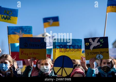 Wesel, Allemagne. 03rd mars 2022. Les manifestants arborent des panneaux aux couleurs du drapeau ukrainien. Les vendredis de l'organisation future sont descendus dans les rues du monde ce jeudi pour exprimer leur solidarité avec l'Ukraine et protester contre l'attaque russe contre le pays. Credit: Fabian Strauch/dpa/Alay Live News Banque D'Images