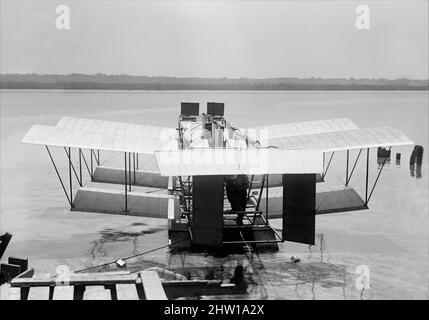 Photographie du début du 20th siècle d'un biplan expérimental Tandem Float incarnant les principes de Langley sur la rivière Potomac, Maryland, États-Unis d'Amérique Banque D'Images