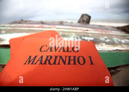 salvador, bahia, brésil - 5 septembre 2017 : gilet de sauvetage et épave du hors-bord Cavalo Marinho après naufrage pendant le passage à travers le Banque D'Images