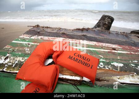 salvador, bahia, brésil - 5 septembre 2017 : gilet de sauvetage et épave du hors-bord Cavalo Marinho après naufrage pendant le passage à travers le Banque D'Images