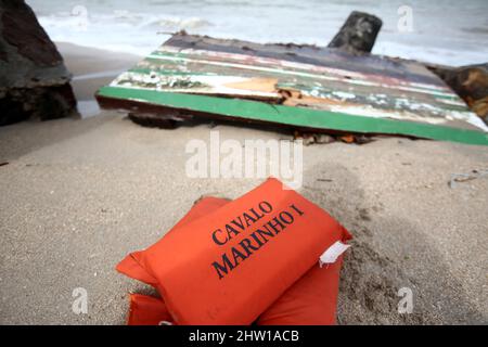 salvador, bahia, brésil - 5 septembre 2017 : gilet de sauvetage et épave du hors-bord Cavalo Marinho après naufrage pendant le passage à travers le Banque D'Images