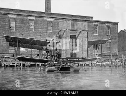 Photographie du début du 20th siècle d'un biplan expérimental Tandem Float incarnant les principes de Langley sur la rivière Potomac, Maryland, États-Unis d'Amérique Banque D'Images