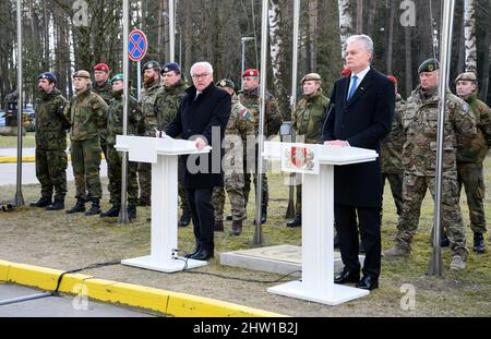 Rukla, Lituanie. 03rd mars 2022. Le président allemand Frank-Walter Steinmeier (l) et Gitanas Nauseda, président de la Lituanie, se rendent ensemble dans le bataillon multinational du groupement tactique de la présence avancée renforcée de l'OTAN et s'y rendent lors d'une conférence de presse. Steinmeier effectue une visite d'une journée en Lituanie à cause de la guerre en Ukraine. Après des discussions politiques dans la capitale, il a visité l'unité. Credit: Bernd von Jutrczenka/dpa/Alamy Live News Banque D'Images