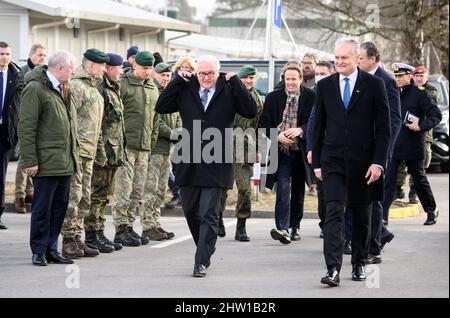 Rukla, Lituanie. 03rd mars 2022. Le président allemand Frank-Walter Steinmeier (au centre à gauche) et Gitanas Nauseda (r), président de la Lituanie, se rendent conjointement au bataillon multinational du groupement tactique de la présence avancée renforcée de l'OTAN. Steinmeier effectue une visite d'une journée en Lituanie à cause de la guerre en Ukraine. Après des discussions politiques dans la capitale, il a visité l'unité. Credit: Bernd von Jutrczenka/dpa/Alamy Live News Banque D'Images