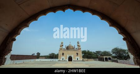 Mosquée Abbasi Jamia Masjid Qila construite par Nawab Bahawal Khan près du fort Derawar à Yazman Tehsil, dans le désert du Cholistan à Bahawalpur, au Pakistan Banque D'Images
