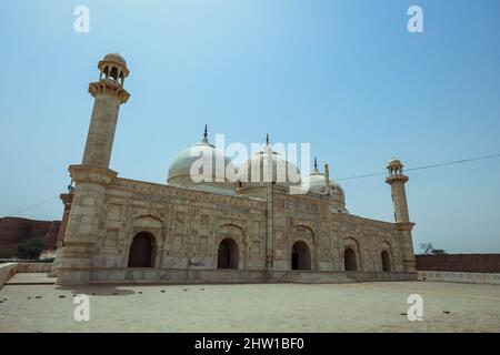 Mosquée Abbasi Jamia Masjid Qila construite par Nawab Bahawal Khan près du fort Derawar à Yazman Tehsil, dans le désert du Cholistan à Bahawalpur, au Pakistan Banque D'Images