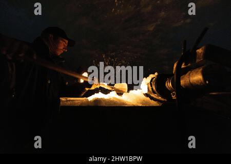 France, haute-Savoie (74), Chamonix-Mont-blanc, grotte de la Mer de glace, Montenvers, excavation de la nouvelle grotte, la glace est évacuée sur un petit tapis roulant vers le wagon qui l'évacue à l'extérieur, Kevin met la neige dans le wagon avant de l'évacuer à l'extérieur de la grotte, Banque D'Images