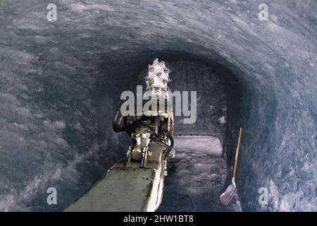 France, haute-Savoie (74), Chamonix-Mont-blanc, grotte de la Mer de glace, Montenvers, Creation de la nouvelle grotte, une fraisesur le m?me principe que celle qui sert ? Le creuser des tunnels est utilis?e pour creuser la grotte, elle a ?t? Interprétation sp?cialement pour l'utilisation de cet, les grottes arrivent ? creuser en moyenne 4 ? 5 m par jour Banque D'Images