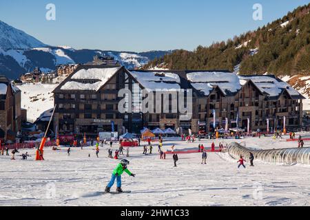 France, Hautes Pyrénées, station de sports d'hiver de Peyragudes côté Peyresourde, vue sur la station depuis les pistes de ski Banque D'Images