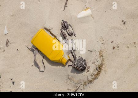 Guinée Bissau, pollution des plages de l'archipel des îles Bijagos classé réserve de biosphère par l'UNESCO, Île Orango, Parc national d'Orango Banque D'Images