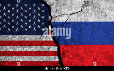 Relations politiques entre les États-Unis et la russie. Drapeaux nationaux sur fond de béton fissuré Banque D'Images