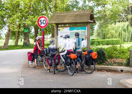 France, Loire-Atlantique , Vallée de la Loire classée au patrimoine mondial de l'UNESCO, famille à la recherche de leur chemin sur la Loire par la route à vélo, le Pellerin Banque D'Images