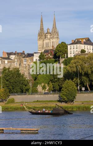 France, Maire-et-Loire, vallée de la Loire classée au patrimoine mondial de l'UNESCO, Angers, bateau sur le Maine avec la cathédrale Saint-Maurice en arrière-plan Banque D'Images