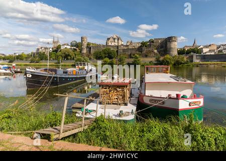 France, Maire-et-Loire, vallée de la Loire classée au patrimoine mondial de l'UNESCO, Angers, l'échelle de Savatte (port fluvial sur le Maine) avec le château des ducs d'Anjou et la cathédrale Saint-Maurice en arrière-plan Banque D'Images