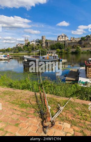 France, Maire-et-Loire, vallée de la Loire classée au patrimoine mondial de l'UNESCO, Angers, l'échelle de Savatte (port fluvial sur le Maine) avec le château des ducs d'Anjou et la cathédrale Saint-Maurice en arrière-plan Banque D'Images