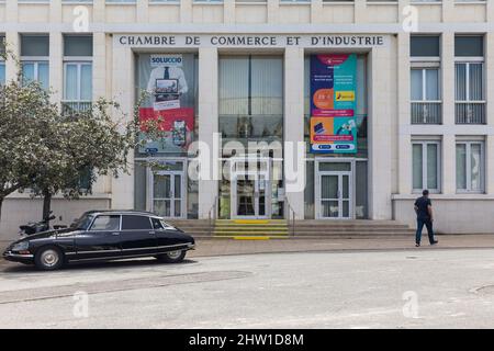 France, ni?vre, Nevers, DS citroën garée devant la Chambre de Commerce et d'Industrie Banque D'Images