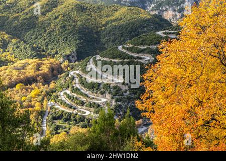 Grèce, région d'Epirus, montagnes de Zagorohoria, Parc national des gorges de Vikos-Aoos (les gorges les plus profondes du monde), route sinueuse menant au village de Papingo Banque D'Images