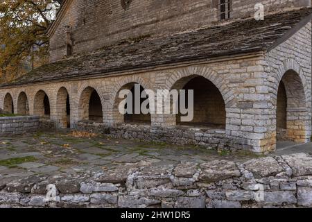 Grèce, région d'Epirus, montagnes de Zagorohoria, Parc national des gorges de Vikos-Aoos (les gorges les plus profondes du monde), le village de Papingo Banque D'Images