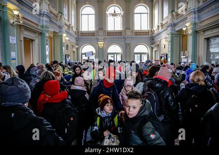 Przemysl, Pologne. 03rd mars 2022. Les Ukrainiens se rassemblent après leur arrivée à la gare de Przemysl.alors que l'armée de la Fédération de Russie a franchi les frontières ukrainiennes, le conflit entre l'Ukraine et le russe devrait forcer jusqu'à 4 millions d'Ukrainiens à fuir. Beaucoup de réfugiés vont chercher asile en Pologne, déjà plus de 300 000 personnes ont fui l'Ukraine pour la Pologne. La plupart des évadés sont arrivés dans des villes frontalières comme Przemysl et sont déplacés dans les villes intérieures. Crédit : SOPA Images Limited/Alamy Live News Banque D'Images