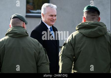 Rukla, Lituanie. 03rd mars 2022. Gitanas Nauseda, Président de la Lituanie, visite le bataillon multinational du groupement tactique de la présence avancée renforcée de l'OTAN avec le Président allemand Steinmeier et parle aux soldats. Credit: Bernd von Jutrczenka/dpa/Alamy Live News Banque D'Images
