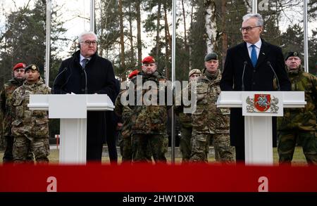 Rukla, Lituanie. 03rd mars 2022. Le président allemand Frank-Walter Steinmeier (l) et Gitanas Nauseda, président de la Lituanie, se rendent ensemble dans le bataillon multinational du groupement tactique de la présence avancée renforcée de l'OTAN et s'y rendent lors d'une conférence de presse. Steinmeier effectue une visite d'une journée en Lituanie à cause de la guerre en Ukraine. Après des discussions politiques dans la capitale, il a visité l'unité. Credit: Bernd von Jutrczenka/dpa/Alamy Live News Banque D'Images