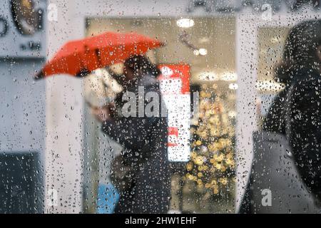 France, Finistère, Brest, femme sous parapluie rue de Siam par temps pluvieux Banque D'Images