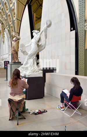 France, Paris, Musée d'Orsay, étudiants en beaux-arts en affectation de dessin Banque D'Images
