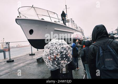 France, Finistère, Brest, quai du commandant Malbert, sur le port commercial, par temps pluvieux, les enfants découvrent un bateau en réparation au chantier naval de Guip Banque D'Images