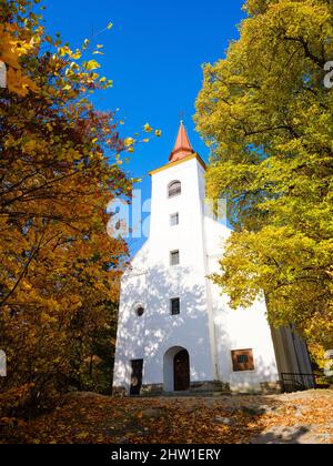 La chapelle Szent Vid. Automne dans la forêt des montagnes Koeszeg (Koeszegi Hegyseg) près de Velem dans le parc naturel Geschriebenstein-Irottkoe. Europe Banque D'Images