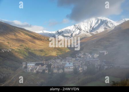 France, Hautes Alpes, Chazelet et le pic du Mas de la grave (3020) Banque D'Images