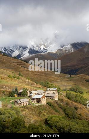 France, Hautes Alpes , le Chazelet, hameau et pic du Mas de la grave (3020) Banque D'Images