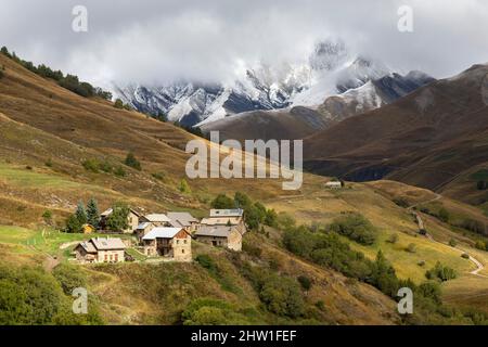 France, Hautes Alpes , le Chazelet, hameau et pic du Mas de la grave (3020) Banque D'Images