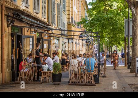 France, Bouches-du-RH?ne, Aix-en-Provence, terrasse du restaurant Artisan du Burger sur le cours Mirabeau Banque D'Images