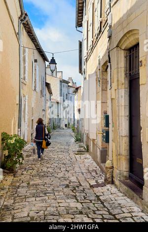 France, Charente, Cognac, quartier médiéval du vieux Cognac, promenade rue Henri Germain Banque D'Images