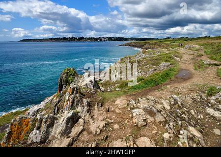 France, Finistère (29), Moelan sur Mer, la côte entre Kerfany les Pins et la plage de Trenez le long du sentier de randonnée GR 34 ou du sentier des douiers (sentier des douanes) Banque D'Images