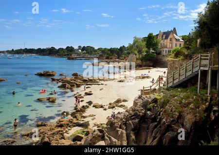 France, Finistère (29), Fouesnant, la promenade côtière entre le Cap Coz et la Pointe de Beg Meil, plage le long du sentier côtier ou GR 34 Banque D'Images