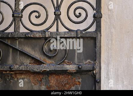 Ancienne porte d'entrée de maison rurale traditionnelle avec détails en fer forgé fabriqués à la main à Nafplio, Grèce. Banque D'Images