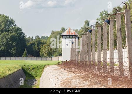 Allemagne, Bavière, Dachau, camp de concentration, tour de guet et clôture barbelée Banque D'Images