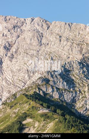 Allemagne, Bavière, haute-Bavière, Berchtesgaden, Obersalzberg, panorama vertical haute résolution d'un paysage alpin, maisons en pierre, forêt de sapins et crêtes rocheuses au soleil du matin Banque D'Images