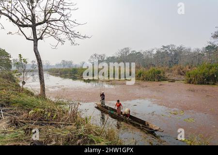 Népal, plaine tropicale de Terai, près de Sauraha, parc national de Chitwan, couple de pêcheurs en canoë Banque D'Images