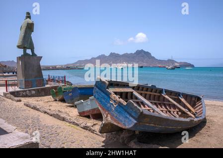 Bateaux de pêche et sculpture du marin Diego Alonso en face de la baie de Porto Grande dans la ville de Mindelo capitale de l'île de São Vicente, C Banque D'Images