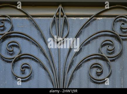 Ancienne porte d'entrée traditionnelle en bois avec grilles en fer forgé fabriquées à la main à Nafplio, Grèce. Banque D'Images