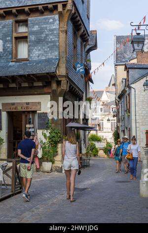 France, Indre et Loire, vallée de la Loire classée au patrimoine mondial de l'UNESCO, Chinon, touristes dans le quartier médiéval Banque D'Images